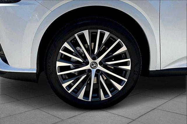 Photo of 2023 Eminent White Pearl Lexus RX 350