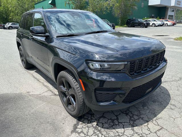 Photo of 2023 Diamond Black Jeep Grand Cherokee