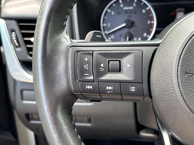 Photo of 2022 Glacier White Nissan Rogue