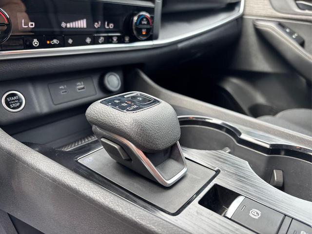 Photo of 2022 Glacier White Nissan Rogue