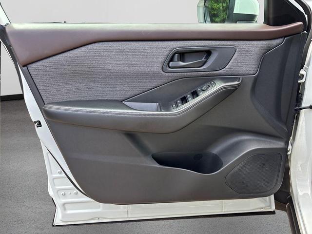 Photo of 2022 Glacier White Nissan Rogue