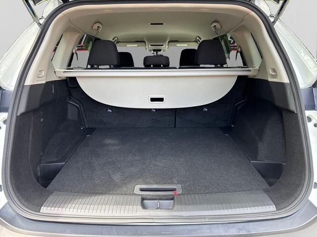 Photo of 2022 Glacier White Nissan Rogue