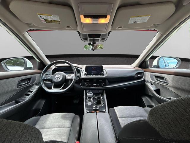 Photo of 2022 Glacier White Nissan Rogue