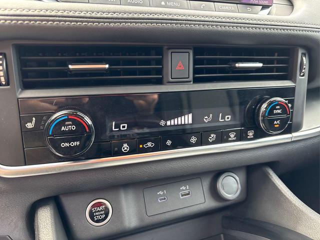 Photo of 2022 Glacier White Nissan Rogue
