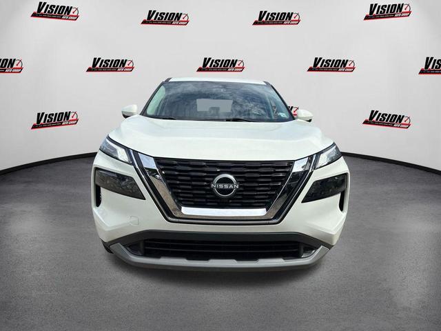 Photo of 2022 Glacier White Nissan Rogue