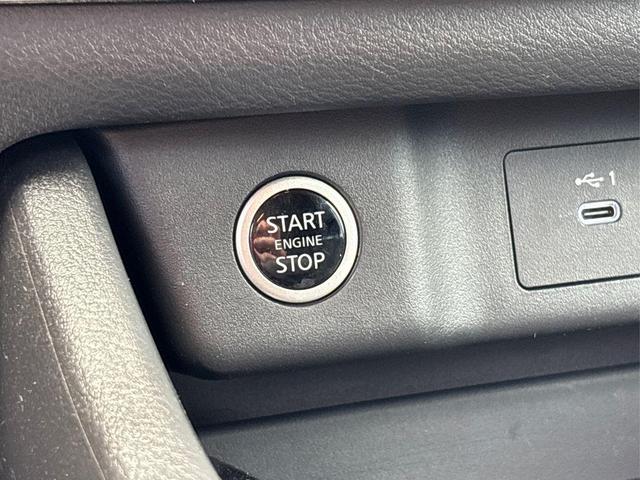 Photo of 2022 Glacier White Nissan Rogue