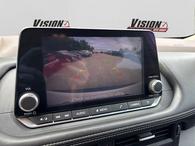 Photo of 2022 Glacier White Nissan Rogue