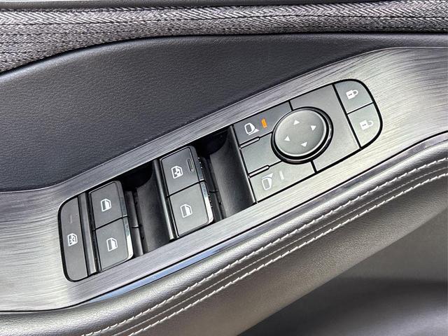 Photo of 2022 Glacier White Nissan Rogue