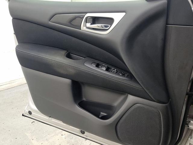 Photo of 2017 Silver Nissan Pathfinder