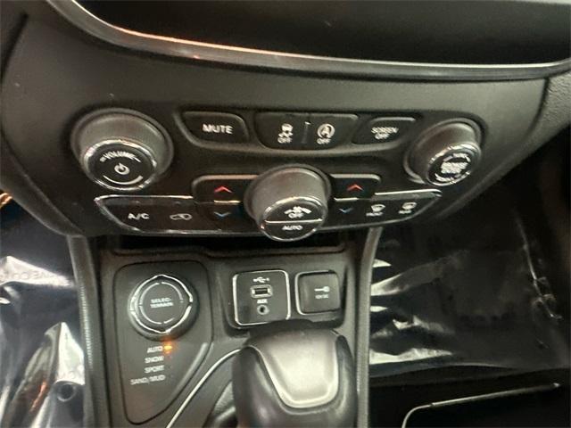 Photo of 2019 Velvet Red Pearlcoat Jeep Cherokee