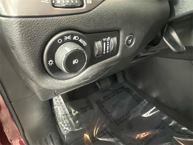 Photo of 2019 Velvet Red Pearlcoat Jeep Cherokee