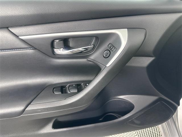 Photo of 2016 Brilliant Silver Nissan Altima