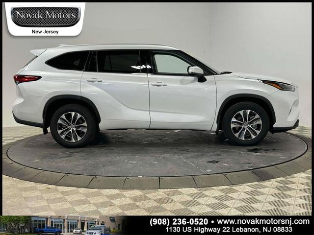 Photo of 2022 White Toyota Highlander