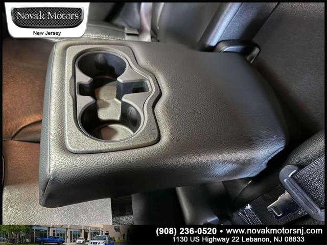 Photo of 2022 Diamond Black Crystal Pearlcoat Jeep Compass