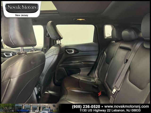 Photo of 2022 Diamond Black Crystal Pearlcoat Jeep Compass