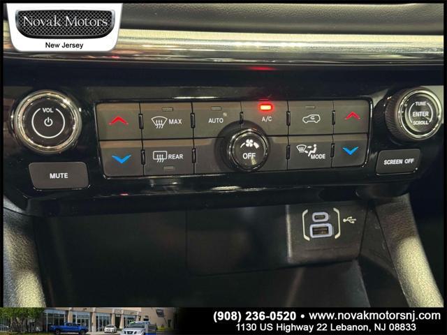 Photo of 2022 Diamond Black Crystal Pearlcoat Jeep Compass
