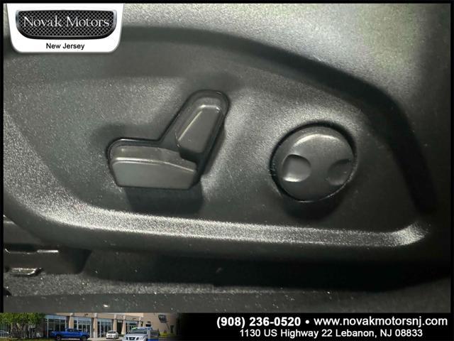 Photo of 2022 Diamond Black Crystal Pearlcoat Jeep Compass