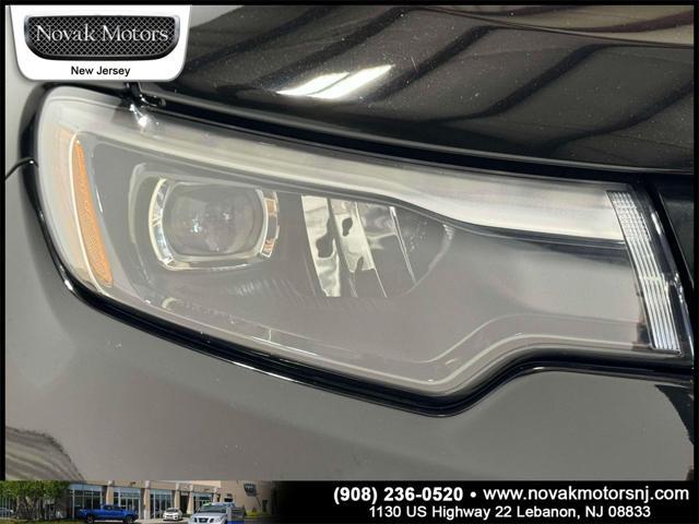 Photo of 2022 Diamond Black Crystal Pearlcoat Jeep Compass