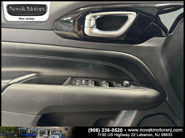 Photo of 2022 Diamond Black Crystal Pearlcoat Jeep Compass