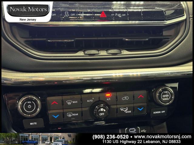 Photo of 2022 Diamond Black Crystal Pearlcoat Jeep Compass