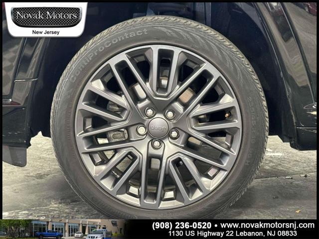 Photo of 2022 Diamond Black Crystal Pearlcoat Jeep Compass