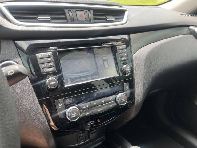 Photo of 2016 Brilliant Silver Nissan Rogue