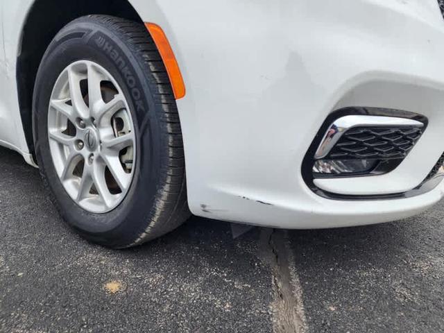 Photo of 2022 Bright White Clearcoat Chrysler Pacifica