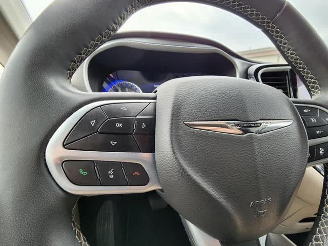 Photo of 2022 Bright White Clearcoat Chrysler Pacifica
