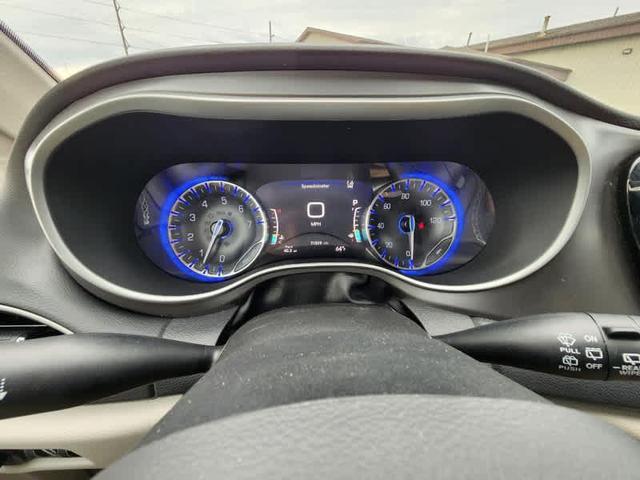 Photo of 2022 Bright White Clearcoat Chrysler Pacifica
