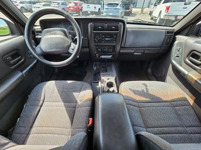 Photo of 2001 Black Clearcoat Jeep Cherokee