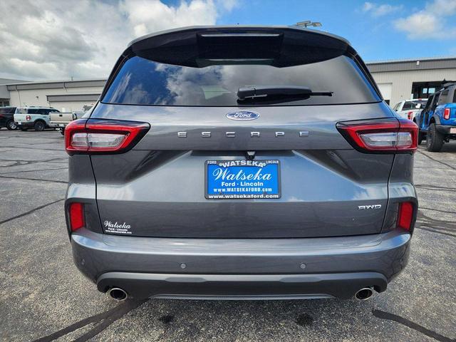 Photo of 2024 Carbonized Gray Metallic Ford Escape