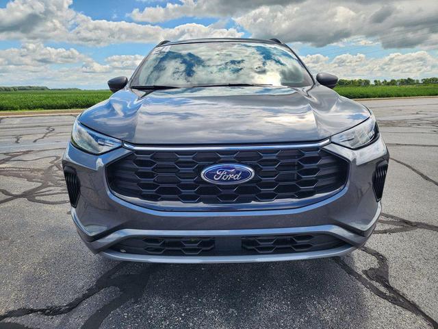 Photo of 2024 Carbonized Gray Metallic Ford Escape