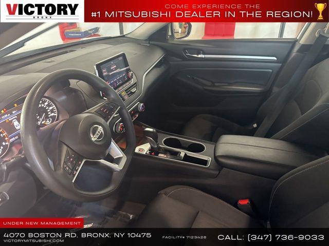 Photo of 2022 Pearl White Tricoat Nissan Altima