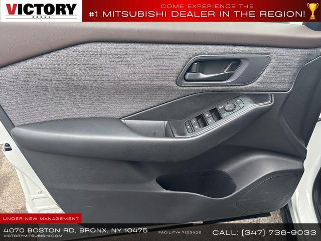 Photo of 2023 Glacier White Nissan Rogue