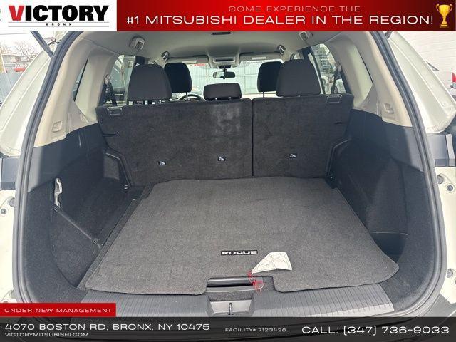 Photo of 2023 Glacier White Nissan Rogue