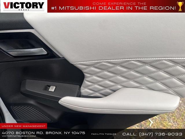 Photo of 2023 White Mitsubishi Outlander