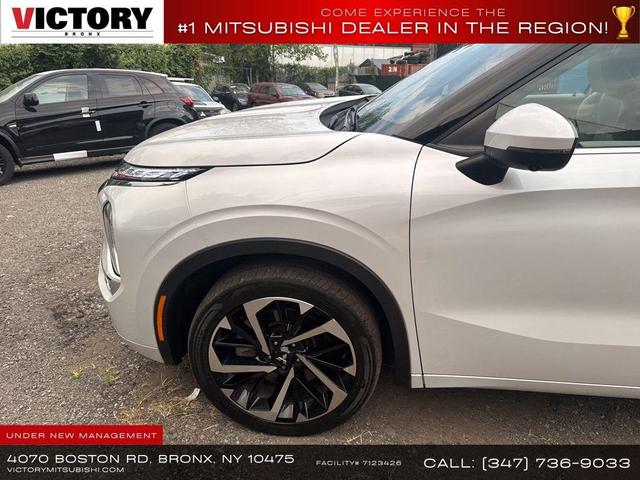 Photo of 2023 White Mitsubishi Outlander