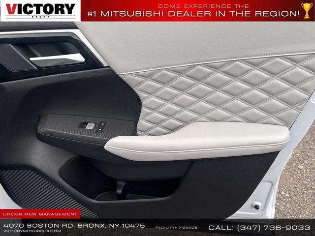Photo of 2023 White Mitsubishi Outlander