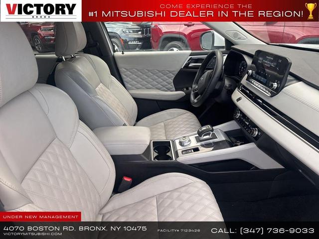 Photo of 2023 White Mitsubishi Outlander
