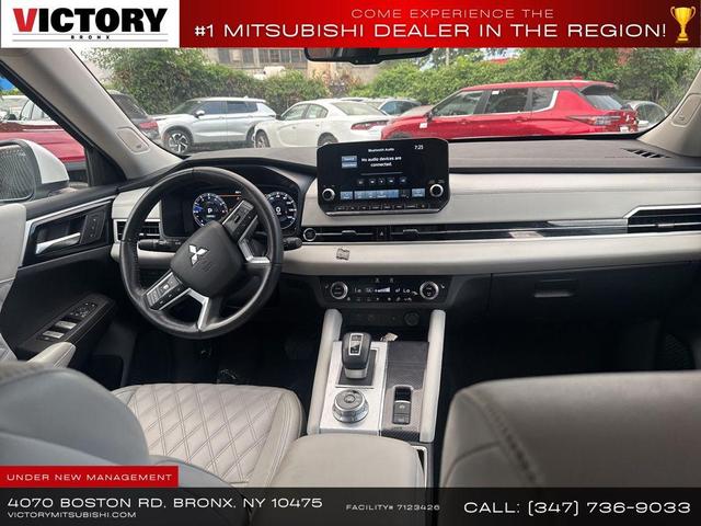 Photo of 2023 White Mitsubishi Outlander