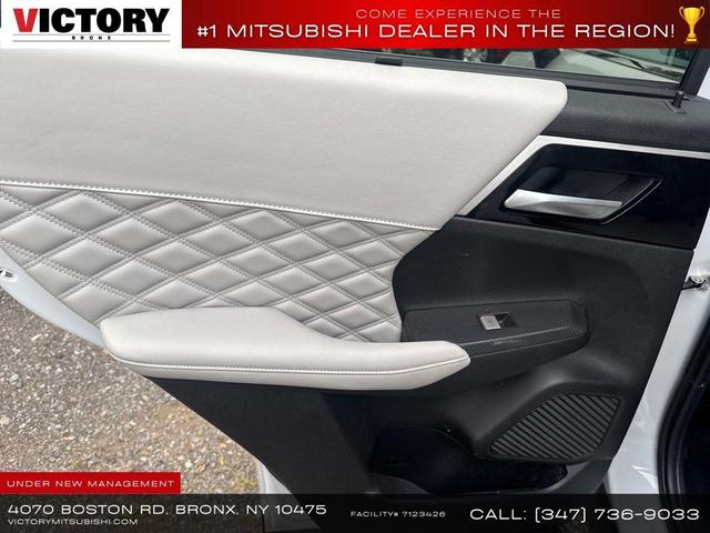 Photo of 2023 White Mitsubishi Outlander