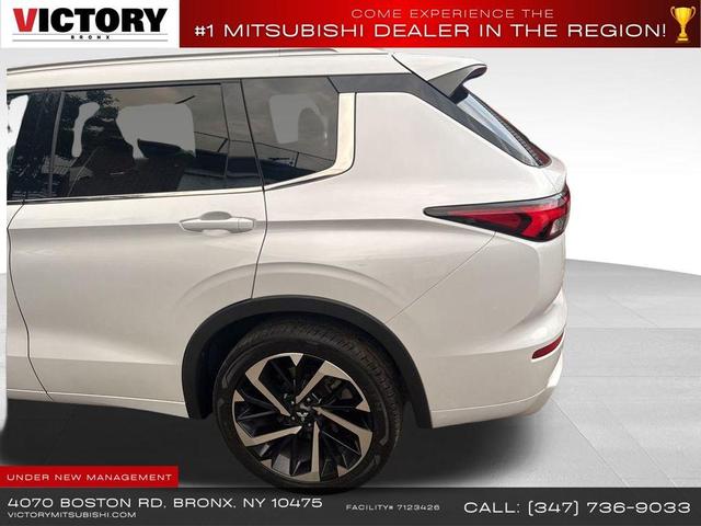 Photo of 2023 White Mitsubishi Outlander