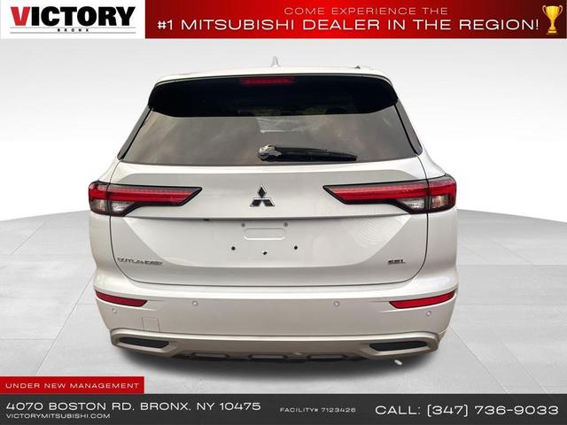 Photo of 2023 White Mitsubishi Outlander