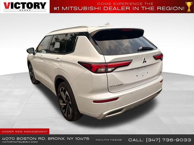 Photo of 2023 White Mitsubishi Outlander