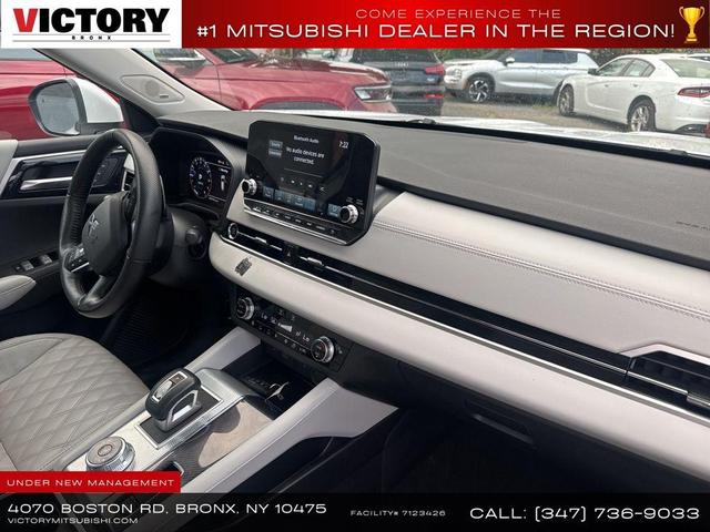 Photo of 2023 White Mitsubishi Outlander