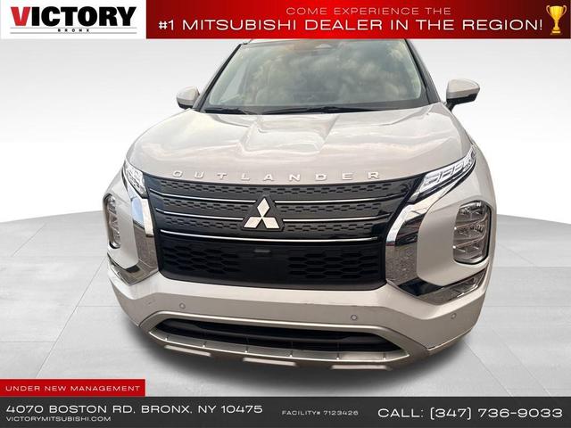 Photo of 2023 White Mitsubishi Outlander