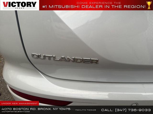 Photo of 2023 White Mitsubishi Outlander