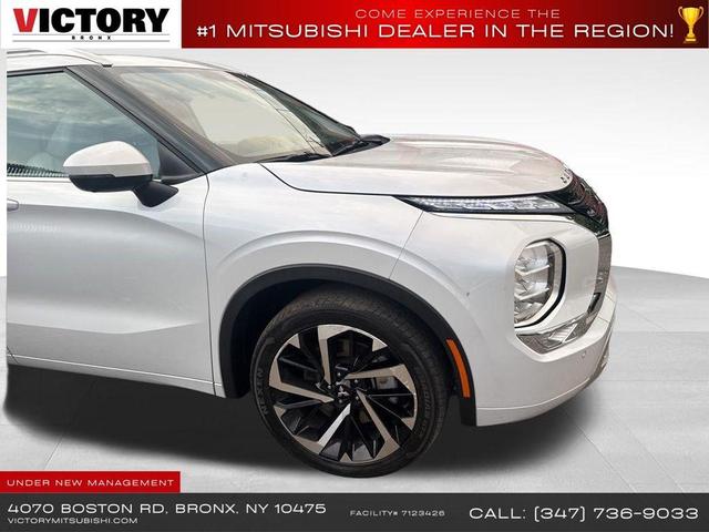 Photo of 2023 White Mitsubishi Outlander