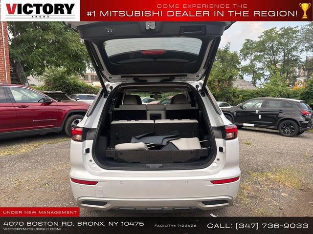 Photo of 2023 White Mitsubishi Outlander