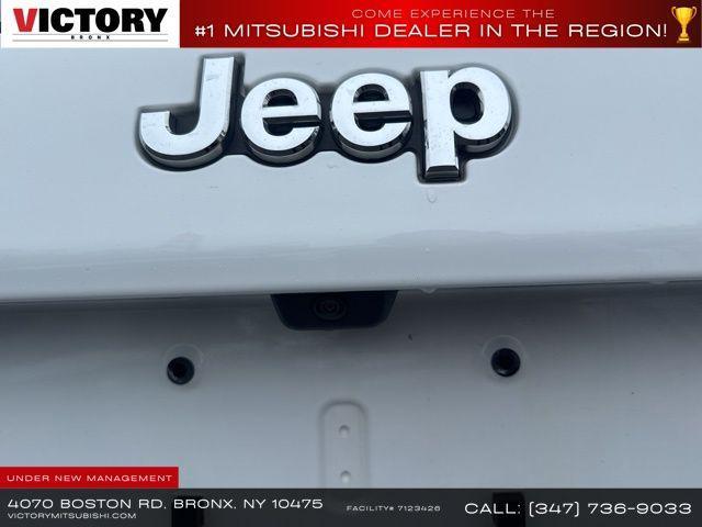 Photo of 2022 Bright White Clearcoat Jeep Cherokee
